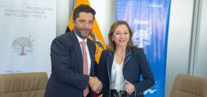 Iv&aacute;n Ontaneda, ministro de Producci&oacute;n, Comercio Exterior, Inversiones y Pesca, y Rosi Prado de Holgu&iacute;n, ministra de Turismo (Mintur), durante la firma del acuerdo.