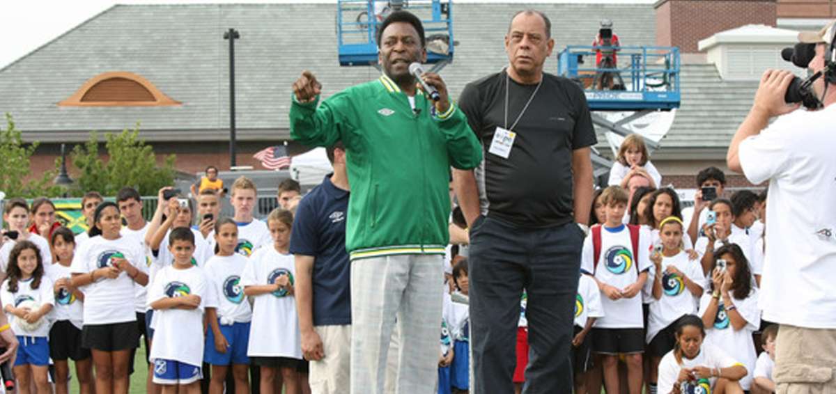 Pel&eacute; est&aacute; "profundamente triste" por la muerte Carlos Alberto