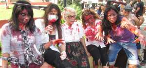 Argentina Encalada (centro), de 85 a&ntilde;os, caus&oacute; furor en el evento. La acompa&ntilde;&oacute; su nieta, Monse Treserra (de tabapocas).  