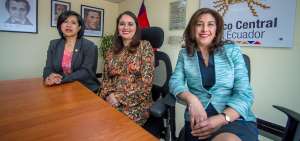 Izq.: Katiuvshka Y&aacute;nez, subgerente  Programaci&oacute;n &rarr;La econom&iacute;a le atrajo desde la adolescencia por ser uno de los pilares de la pol&iacute;tica p&uacute;blica. Si bien la brecha a&uacute;n es grande, se&ntilde;ala que cada vez m&aacute;s mujeres se incorporan al mundo laboral. &ldquo;Somos responsables de continuar aumentando los niveles para sacar adelante a nuestras familias y al pa&iacute;s&rdquo;. | Ver&oacute;nica Artola, gerente general &rarr;Asumi&oacute; la gerencia general del BCE en mayo de 2017, a los cuatro meses de haber dado a luz a su primer hijo. Destac&oacute; que desde peque&ntilde;a sus padres la formaron en un ambiente de equidad. &ldquo;Las mujeres tenemos muchas fortalezas. Podemos hacer todo lo que nos proponemos&rdquo;. | Der.: Janeth Maldonado, subgerente general &rarr;Es Ingeniera en Sistemas y fue su vinculaci&oacute;n al Banco lo que la llev&oacute; a especializarse. El 31 de diciembre de 1999 recibi&oacute; el a&ntilde;o nuevo en el BCE, porque entonces era parte del equipo responsable del traspaso tecnol&oacute;gico al nuevo milenio. &ldquo;Debemos luchar por nuestros ideales&rdquo;.