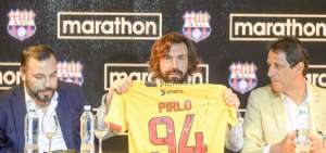 El exjugador italiano recibi&oacute; la nueva camiseta de Barcelona con su nombre para la presentaci&oacute;n de la plantilla.