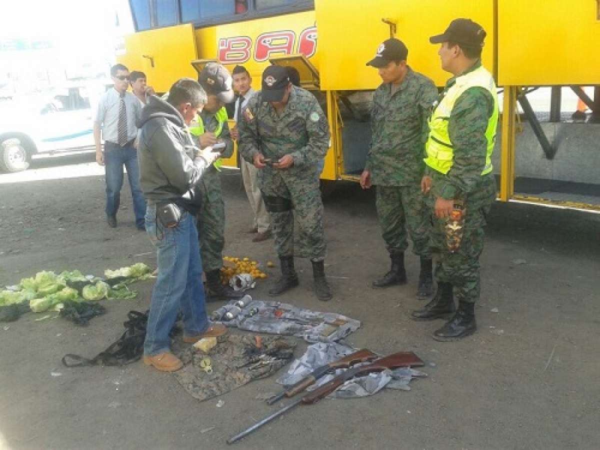 Militares hallaron armas y municiones en bus en Ambato