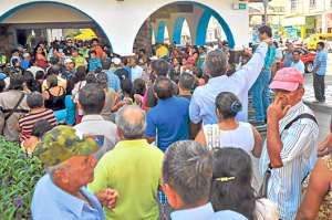 Durante el primer d&iacute;a de cobro, en Manta, acudi&oacute; casi el doble de personas que el a&ntilde;o anterior, seg&uacute;n funcionarios del Cabildo. Foto: Rodolfo P&aacute;rraga / El Tel&eacute;grafo 