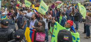  Simpatizantes del Segundo Mandatario gritaban consignas en los exteriores de la Fiscal&iacute;a, mientras se desarrollaba la comparecencia.