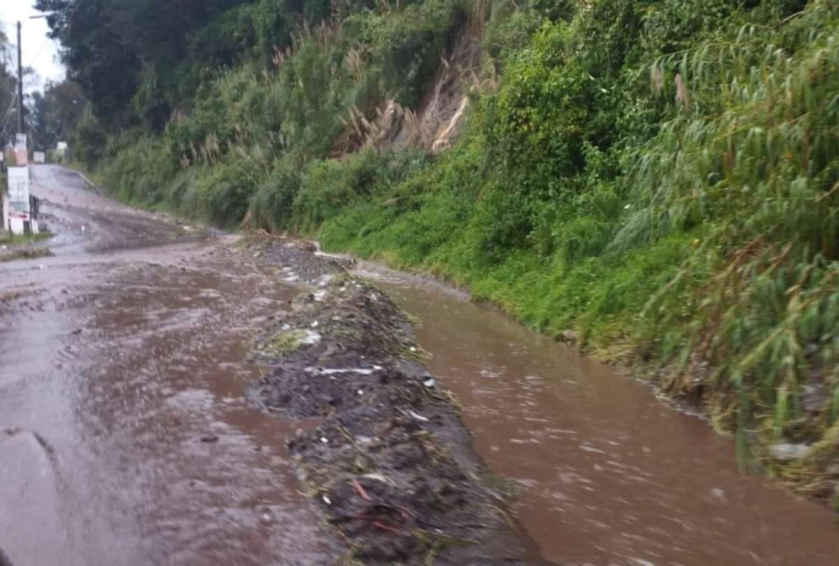 Un deslizamiento de tierra causa tráfico vehicular en la avenida Simón Bolívar