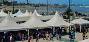 12 carpas fueron ubicadas en la playa para las votaciones en Manta.