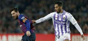 El argentino Lionel Messi, autor del &uacute;nico gol del encuentro, disputa la pelota con el centrocampista del Valladolid, Anuar Tuhami.