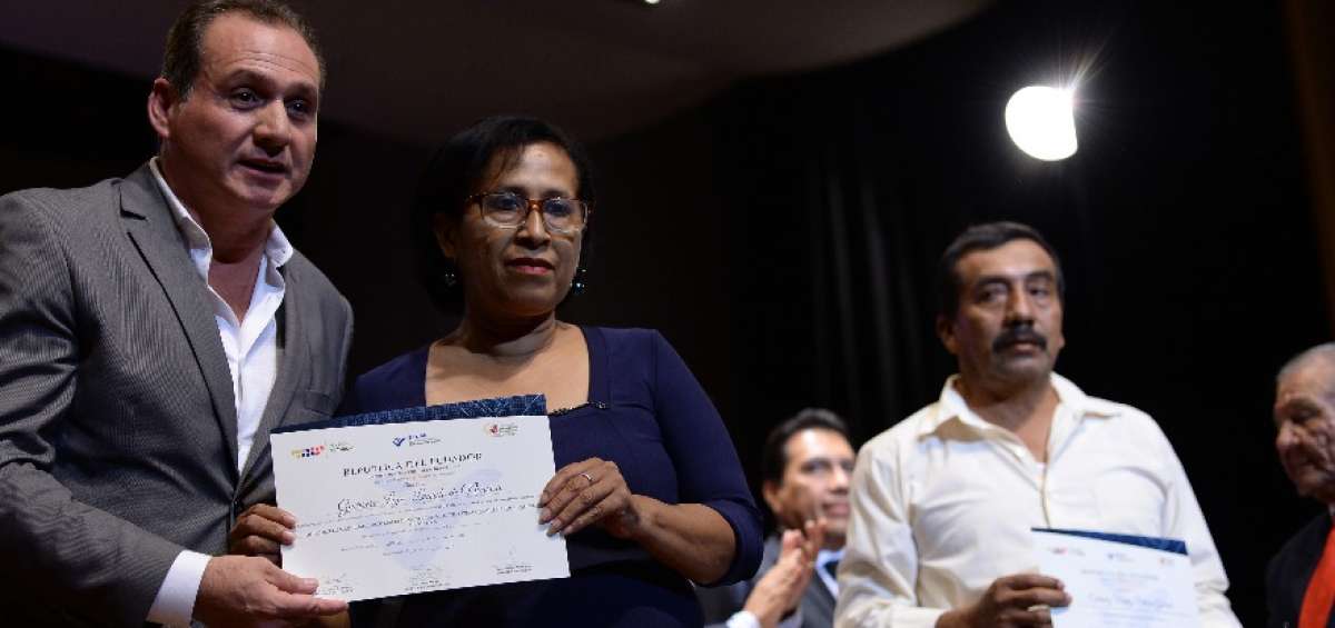Los trabajadores Lourdes Guerrero (centro) y Patricio Enr&iacute;quez (der.) recibieron la certificaci&oacute;n.