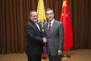 El canciller Ricardo Pati&ntilde;o junto al embajador de Ecuador en China, Jos&eacute; Mar&iacute;a Borja, se reunieron con el ministro de Relaciones Exteriores de la Rep&uacute;blica Popular de China, sr. Wang Yi  Foto: Tomada de Flickr de la Canciller&iacute;a del Ecuador.