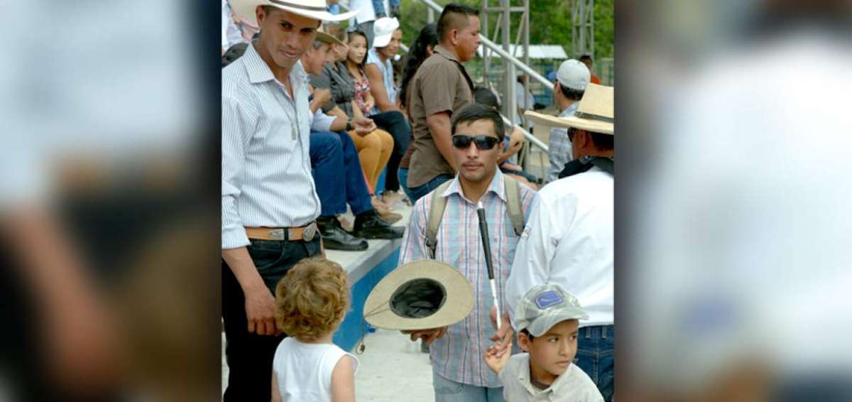 Nelson Ochoa fue jinete hasta las 19 a&ntilde;os cuando sufri&oacute; un accidente que lo dej&oacute; ciego. Ahora recorre las plazas de rodeo declamando amorfinos.