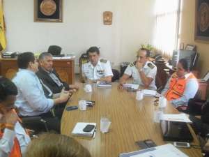 Personal de la Armada se reuni&oacute; con autoridades de varios organismos para coordinar acciones de apoyo. Foto: Cortes&iacute;a  