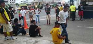 Amigos del occiso se encontraban en los exteriores de la Polic&iacute;a.