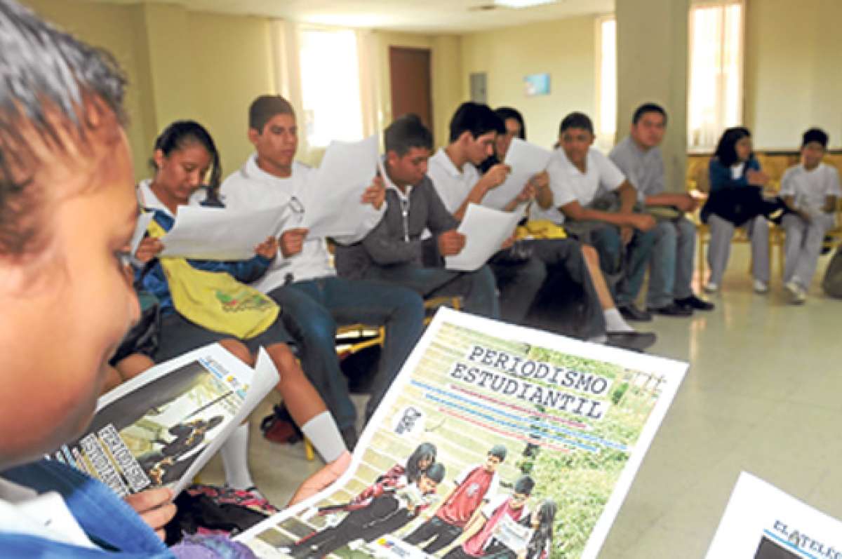 Alumnos de la Unidad Educativa del Milenio, Alfredo Vera Vera, revisaron el afiche que promueve el curso de Periodismo Estudiantil. Foto: Miguel Castro / El Tel&eacute;grafo.