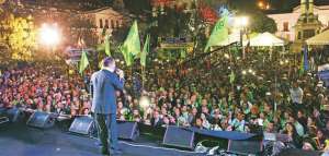 En la Plaza de la Independencia se concentraron los simpatizantes de Alianza PAIS, quienes realizaron el Festival del Trabajo.  En su discurso, el presidente Rafael Correa hizo varios anuncios. Foto: Cortes&iacute;a Presidencia de la Rep&uacute;blica.