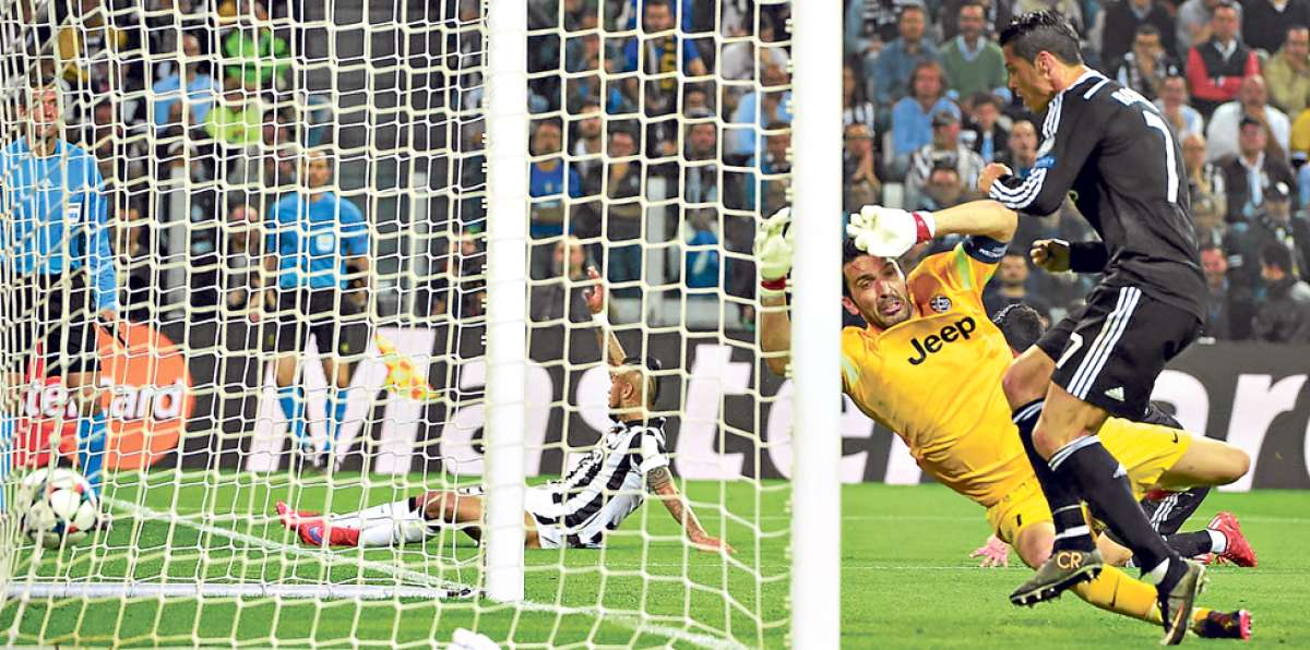 Cristiano Ronaldo en el momento en que marc&oacute; el tanto de descuento ante la impotencia de Gianluigi Buffon. Foto: AFP
