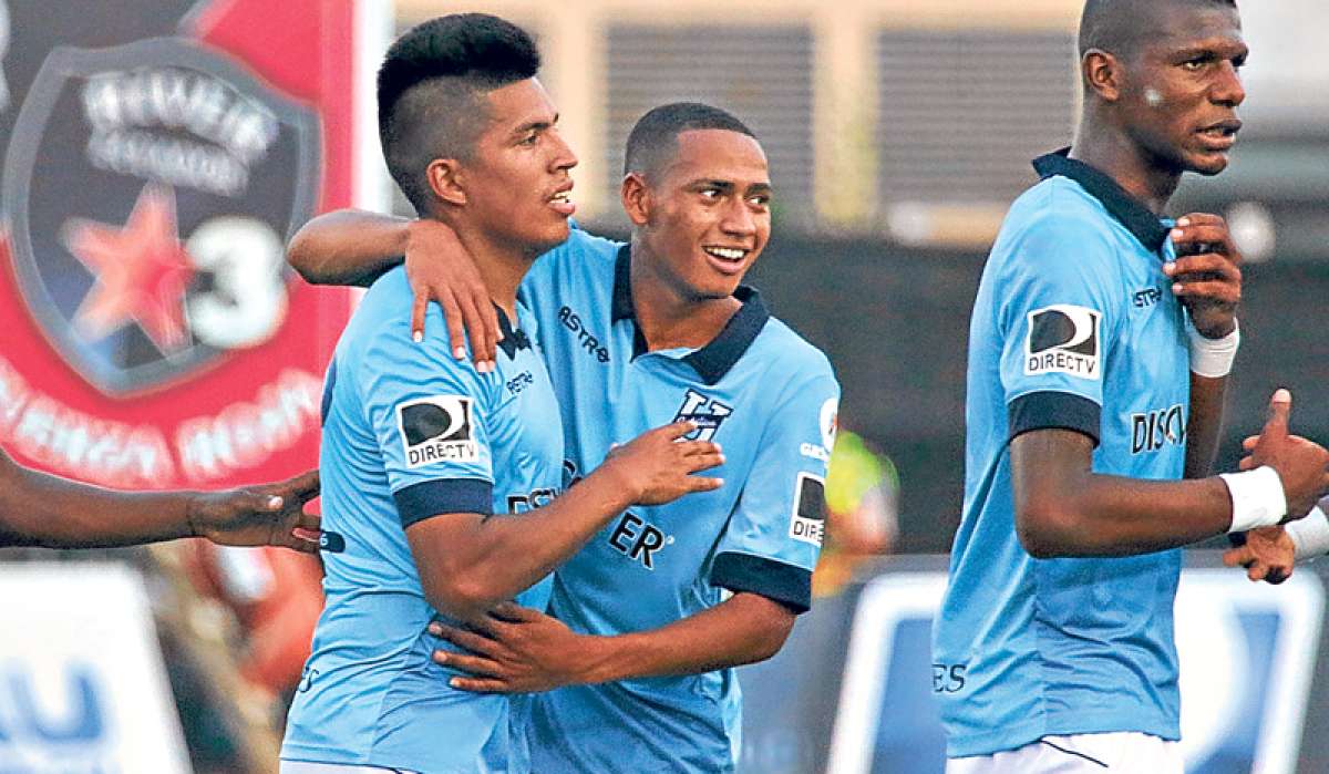Bruno Vides es abrazado por un compa&ntilde;ero de la U. Cat&oacute;lica luego de anotar el primer gol del partido ante River Ecuador, en Guayaquil. Foto: Tomado de Andes