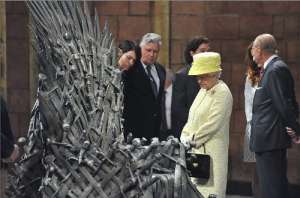 Isabel II visita los estudios de grabaci&oacute;n de Juego de Tronos 