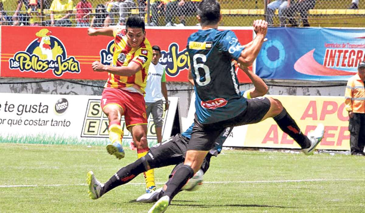 El delantero de Aucas Juan Carlos Villacr&eacute;s (izq.) remata para conseguir su segundo gol contra River Ecuador, en la goleada 4-0 a los guayaquile&ntilde;os.  Foto: cortes&iacute;a