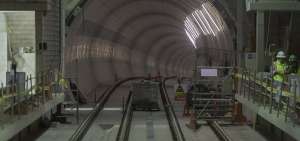 En las estaciones del Metro se coloca paneler&iacute;a en las paredes y se pinta los techos como parte de los acabados del sistema de movilidad.