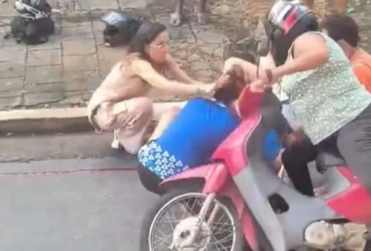 Una motociclista cay&oacute; por curiosear un accidente de tr&aacute;nsito.