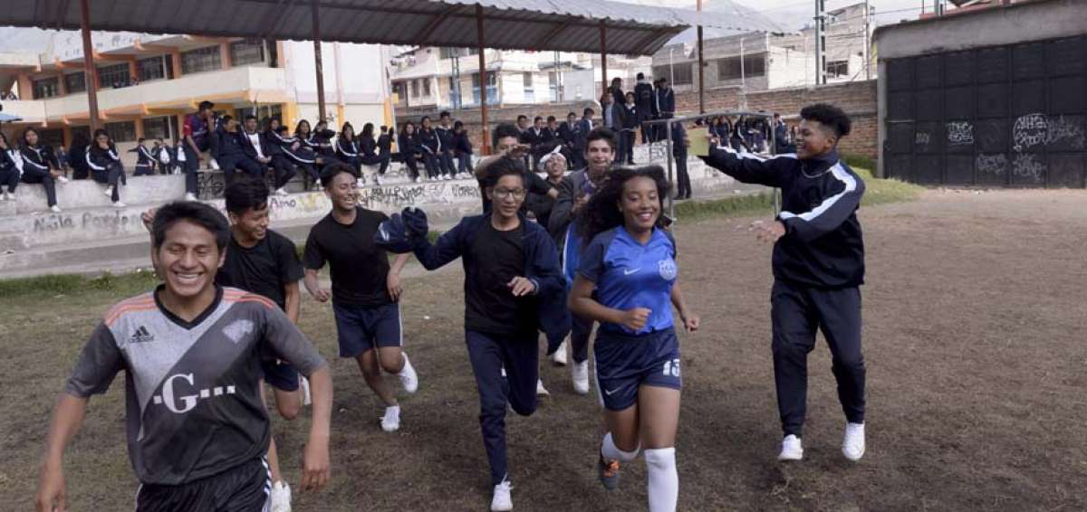 Los estudiantes aprendieron a trabajar en equipo en el plantel. Ahora disfrutan c&oacute;modamente de un espacio donde realizan actividades deportivas.