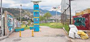 El parque de la ciudadela Pio XII est&aacute; lleno de basura. Adem&aacute;s, los juegos infantiles necesitan mantenimiento. Foto: Fernando Sandoval / El Tel&eacute;grafo