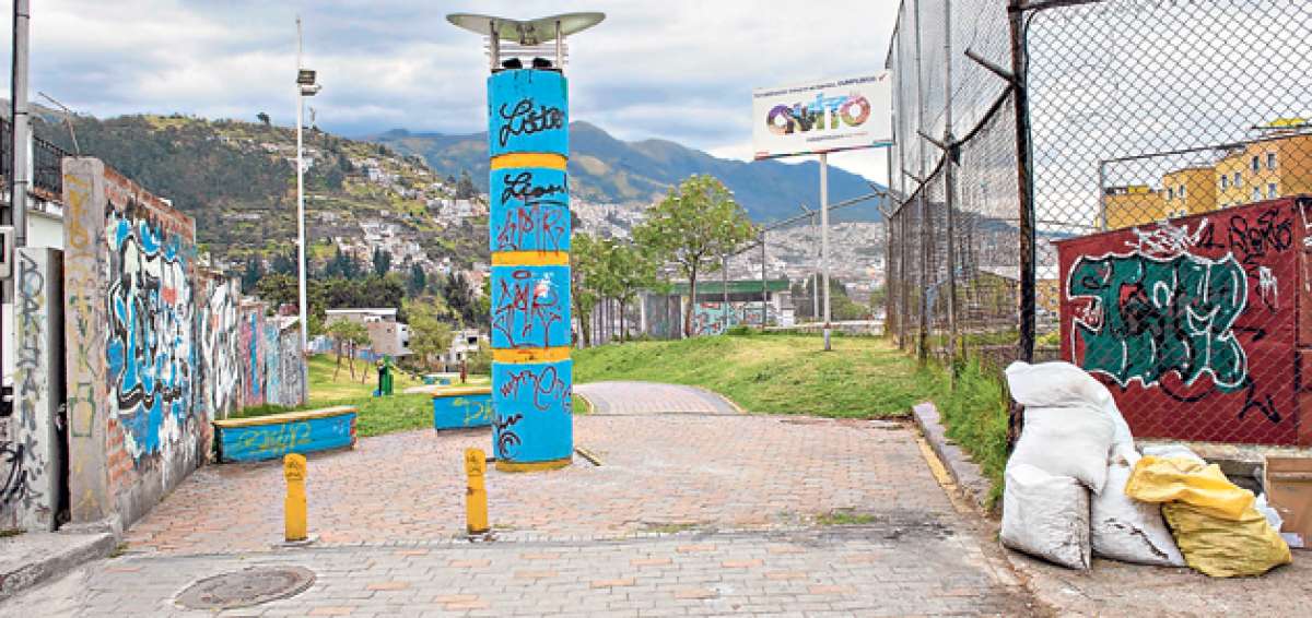 El parque de la ciudadela Pio XII est&aacute; lleno de basura. Adem&aacute;s, los juegos infantiles necesitan mantenimiento. Foto: Fernando Sandoval / El Tel&eacute;grafo