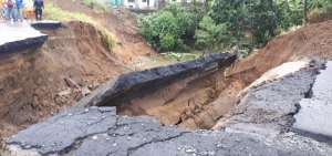 El by pass Quevedo - Quito, de la ciudad de Santo Domingo, colaps&oacute; ayer a la altura del motel Moros debido a las lluvias ca&iacute;das la noche y la madrugada.