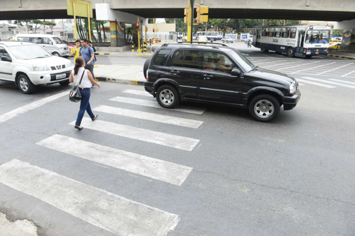 Las obstrucciones de cruces, de acuerdo con la ATM, representan el 35% de los problemas del tr&aacute;nsito. Foto: Jos&eacute; Mor&aacute;n / El Tel&eacute;grafo