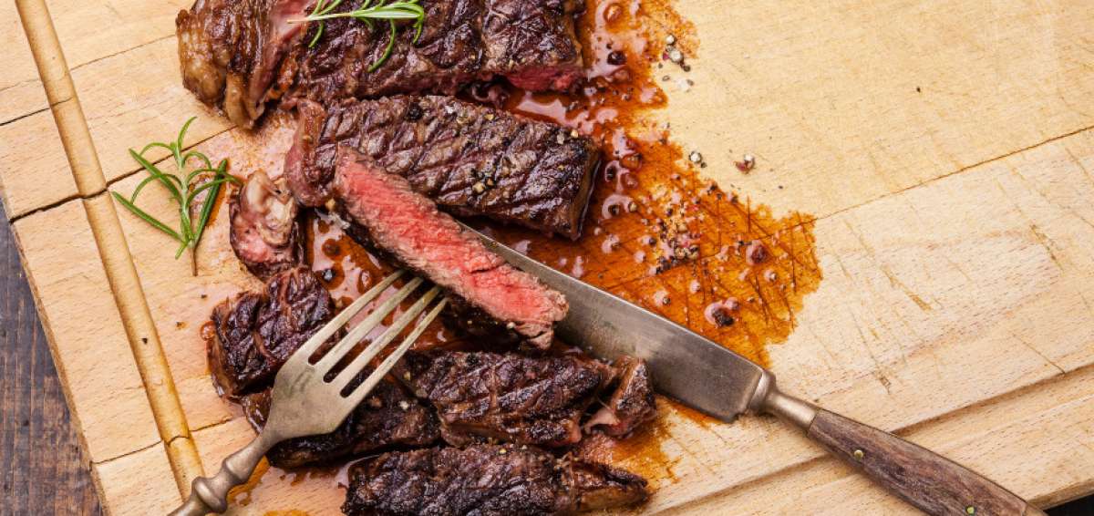 &iquest;Es seguro comer carne poco cocida?