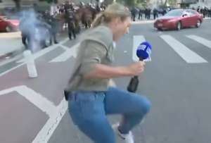 Lauren Tomasi, periodista del medio 9News, fue impactada por una bala de goma durante las protestas antimigratorias en Estados Unidos. 