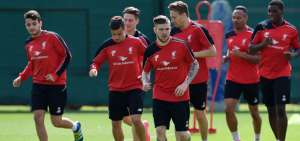 Alberto Moreno (centro) estuvo en la lista previa de 30 convocados para el Mundial de Brasil-2014, pero finalmente fue uno de los 7 descartados. 