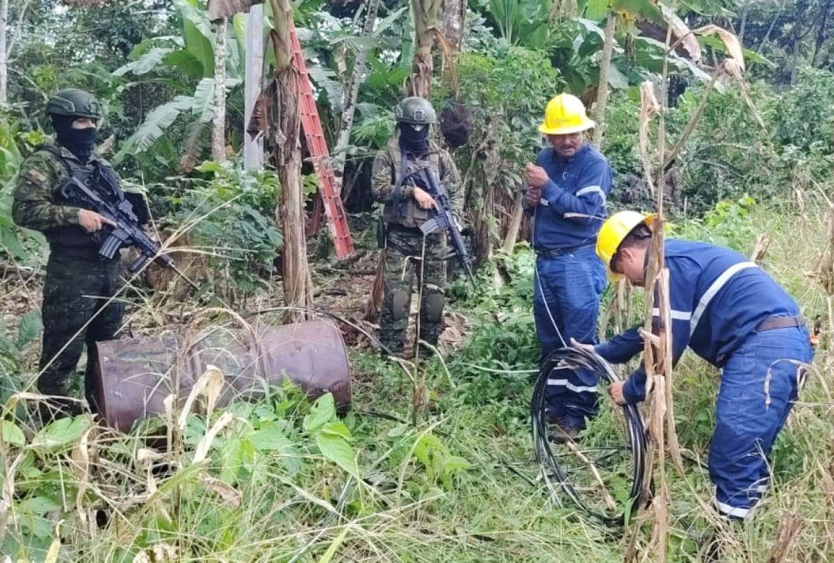 Militares y CNEL deshabilitan conexi&oacute;n el&eacute;ctrica clandestina en Sucumb&iacute;os