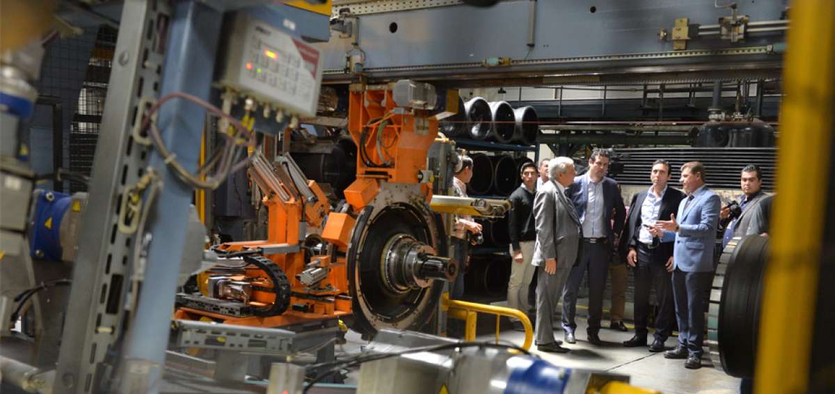 Continental Tire y Azende fueron visitadas ayer por el ministro de Comercio Exterior, Pablo Campana, antes de su viaje al exterior.