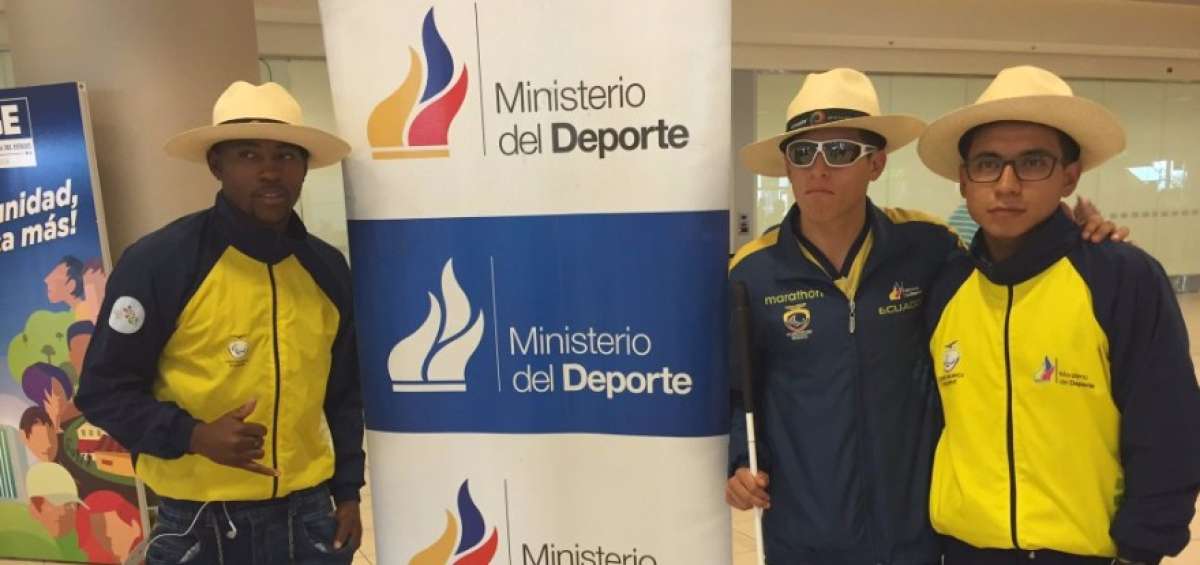 Ronny Santos (izq.) junto a Darwin Castro (centro) y el gu&iacute;a Sebasti&aacute;n Rosero.