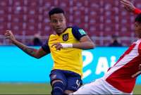 Byron Castillo lanza un centro durante el partido entre Ecuador y Paraguay