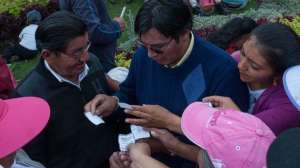 Comerciantes del mercado de Chiriyacu entregan el ticket que confirma su asistencia, ayer, cuando finaliz&oacute; el plant&oacute;n convocado en favor del alcalde Rodas. Foto: Miguel Jim&eacute;nez / El Tel&eacute;grafo