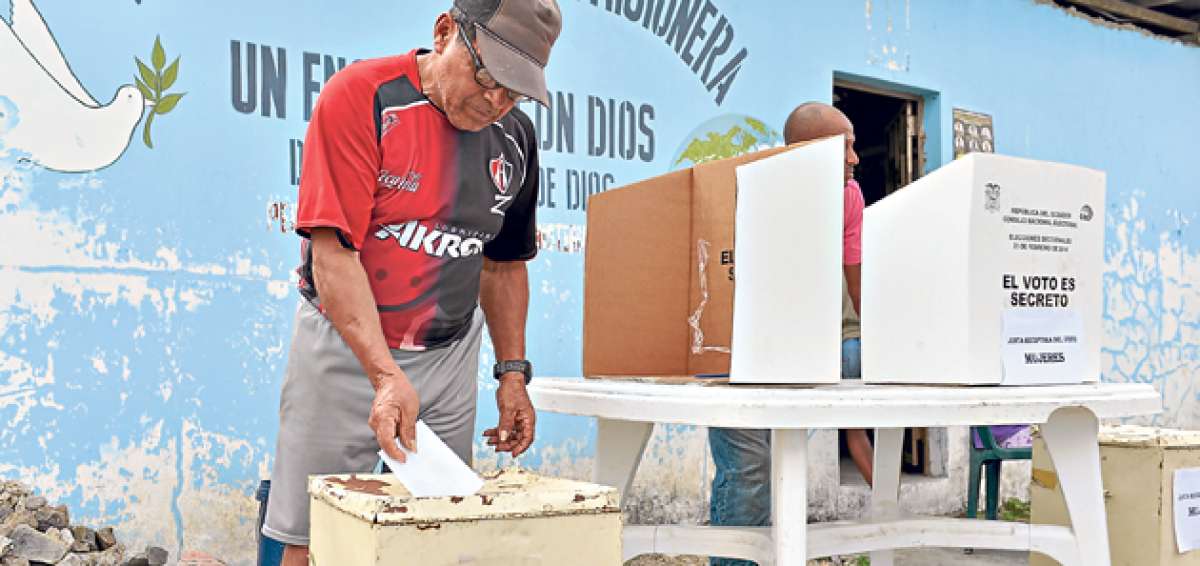 En junio pasado, habitantes de 14 sectores populares de la ciudad acudieron a las urnas para seleccionar a los miembros de sus consejos barriales. Foto: Archivo / El Tel&eacute;grafo