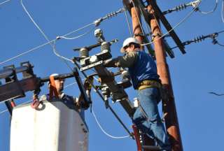 La Corporación Nacional de Electricidad anuncia desconexiones de tres horas. Las autoridades descartan que los cortes sean por la crisis energética.