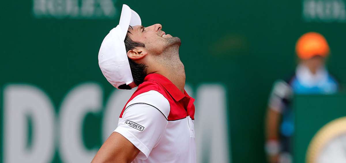 El serbio Novak Djokovic lamenta su eliminaci&oacute;n del torneo de tenis de Montecarlo, donde ayer cay&oacute; ante el austr&iacute;aco Dominic Thiem.
