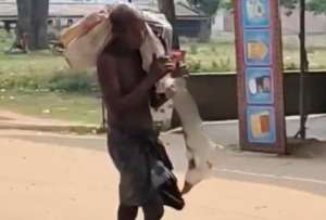 El hombre llev&oacute; el cad&aacute;ver de su hermana al banco.