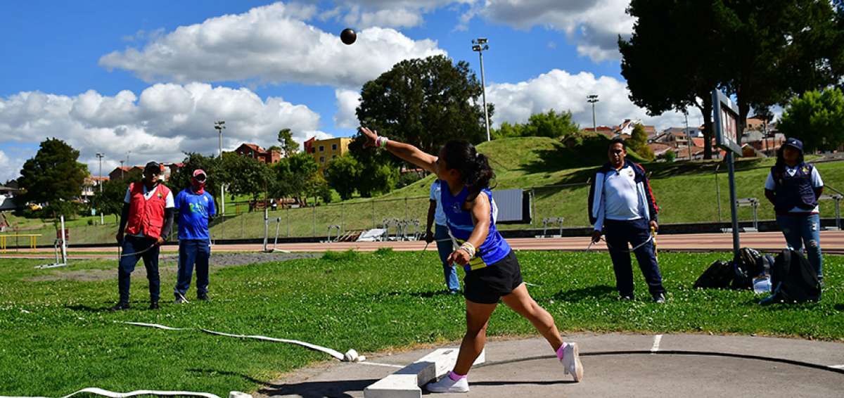 En la prueba de impulso de bala, la medalla de oro fue para la atleta Grecely Padilla, de los registros de Carchi.