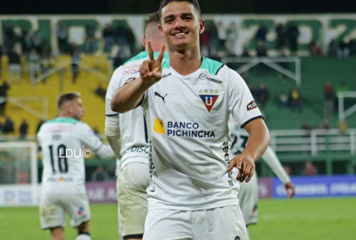 Alexander Alvarado firmó un contrato de cinco años con el elenco albo.