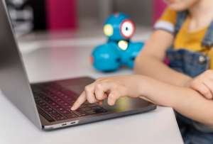 Un estudio revela que el 19 % de los niños víctimas de ciberacoso buscan consuelo en la inteligencia artificial.