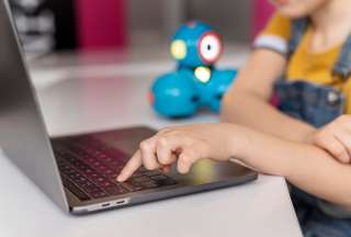 Un estudio revela que el 19 % de los niños víctimas de ciberacoso buscan consuelo en la inteligencia artificial.