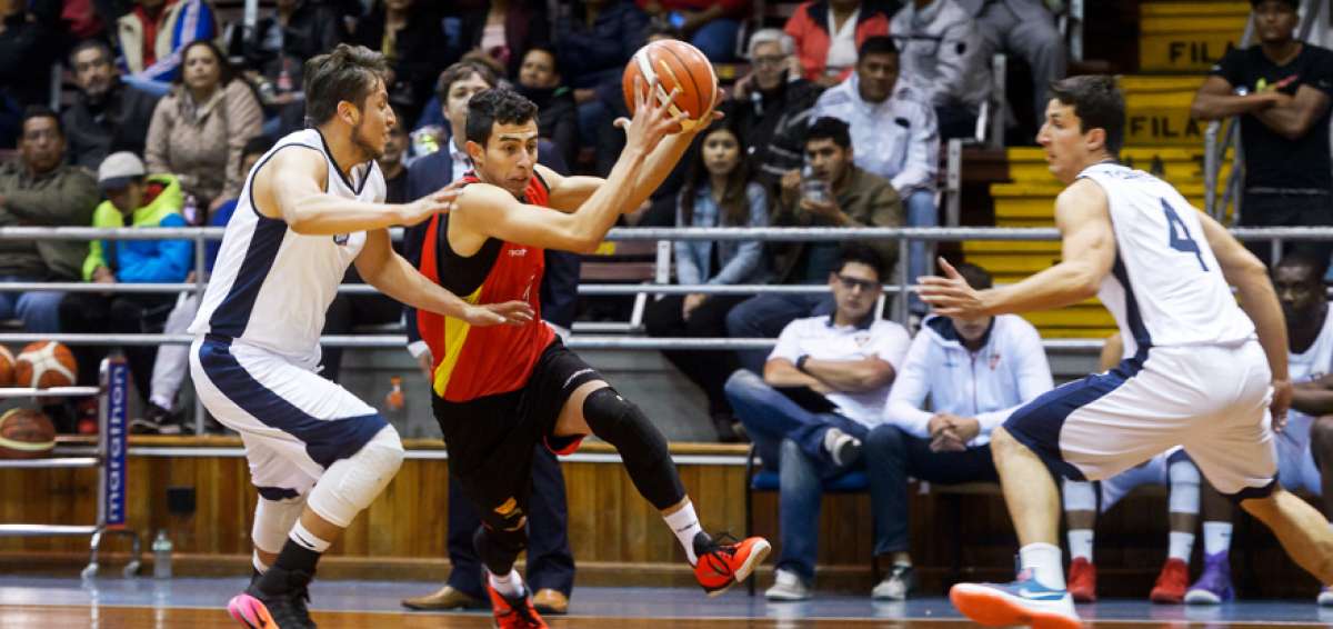En su primera presentaci&oacute;n, Liga de Quito (blanco) dobleg&oacute; 81-63 a Oro & Grana, que es conformada por los jugadores de la selecci&oacute;n sub-23 de Pichincha. 