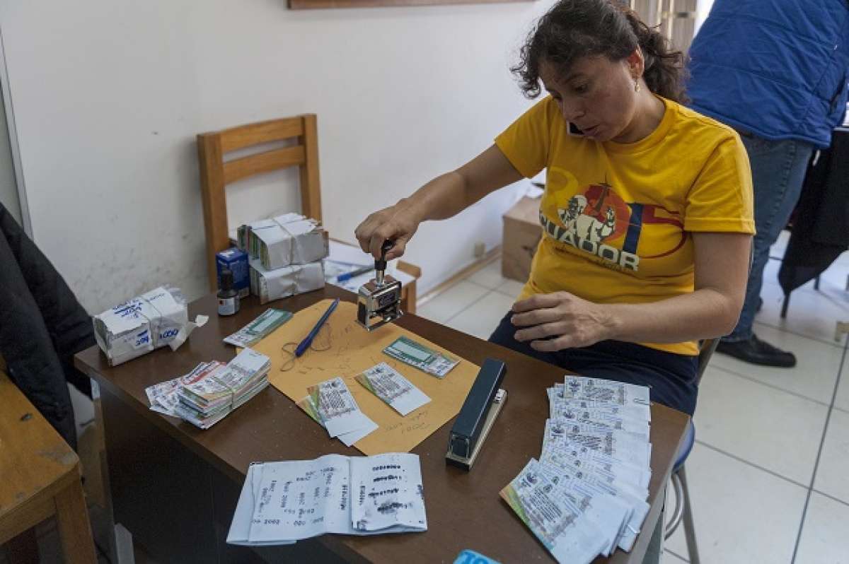Los cerca de 4 mil voluntarios que ayudar&aacute;n en la misa del papa Francisco en el Bicentenario ultiman detalles de la organizaci&oacute;n. Foto: Miguel Jim&eacute;nez /EL TEL&Eacute;GRAFO.