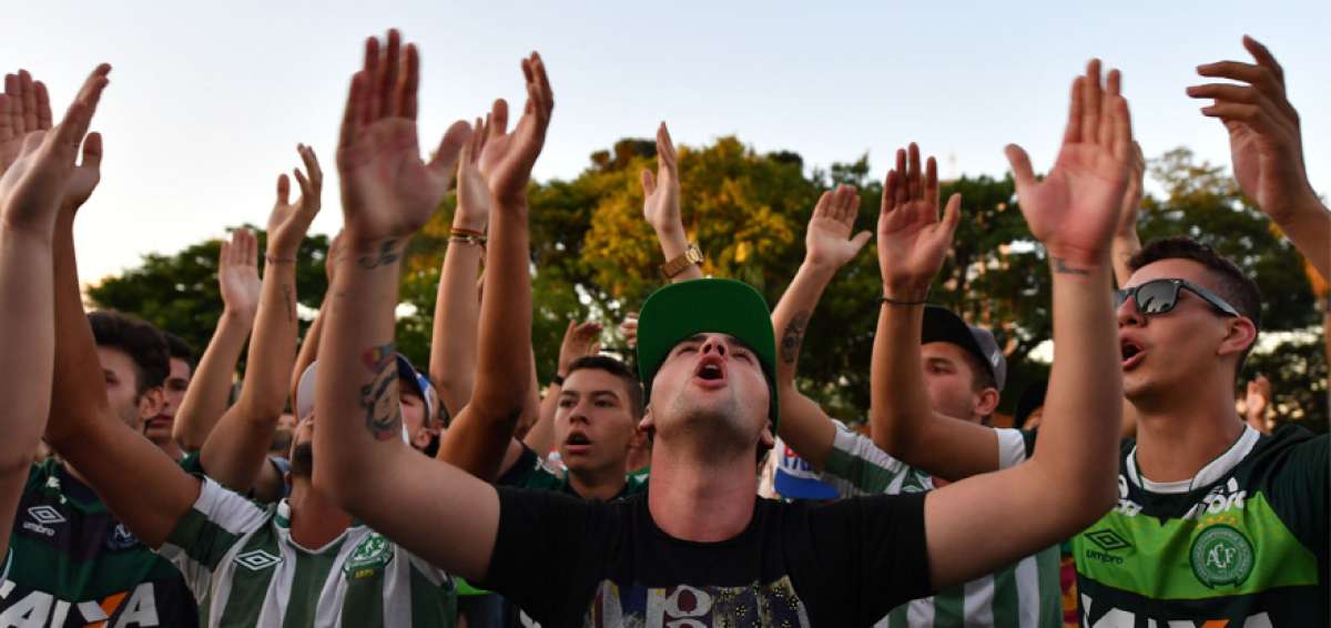 Un grupo de hinchas enton&oacute; c&aacute;nticos del equipo despu&eacute;s de la misa que se celebr&oacute; la tarde del martes pasado.