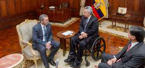 El presidente Len&iacute;n Moreno y el canciller Jos&eacute; Valencia (d) se reunieron con el relator de Libertad de Expresi&oacute;n de la CIDH, &Eacute;dison Lanza (i), en Quito.