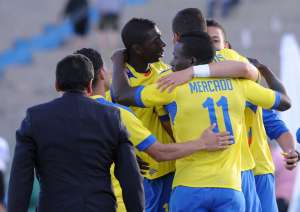 Miguel Parrales festej&oacute; junto a sus compa&ntilde;eros y el entrenador Sixto Vizuete. Foto: AFP 